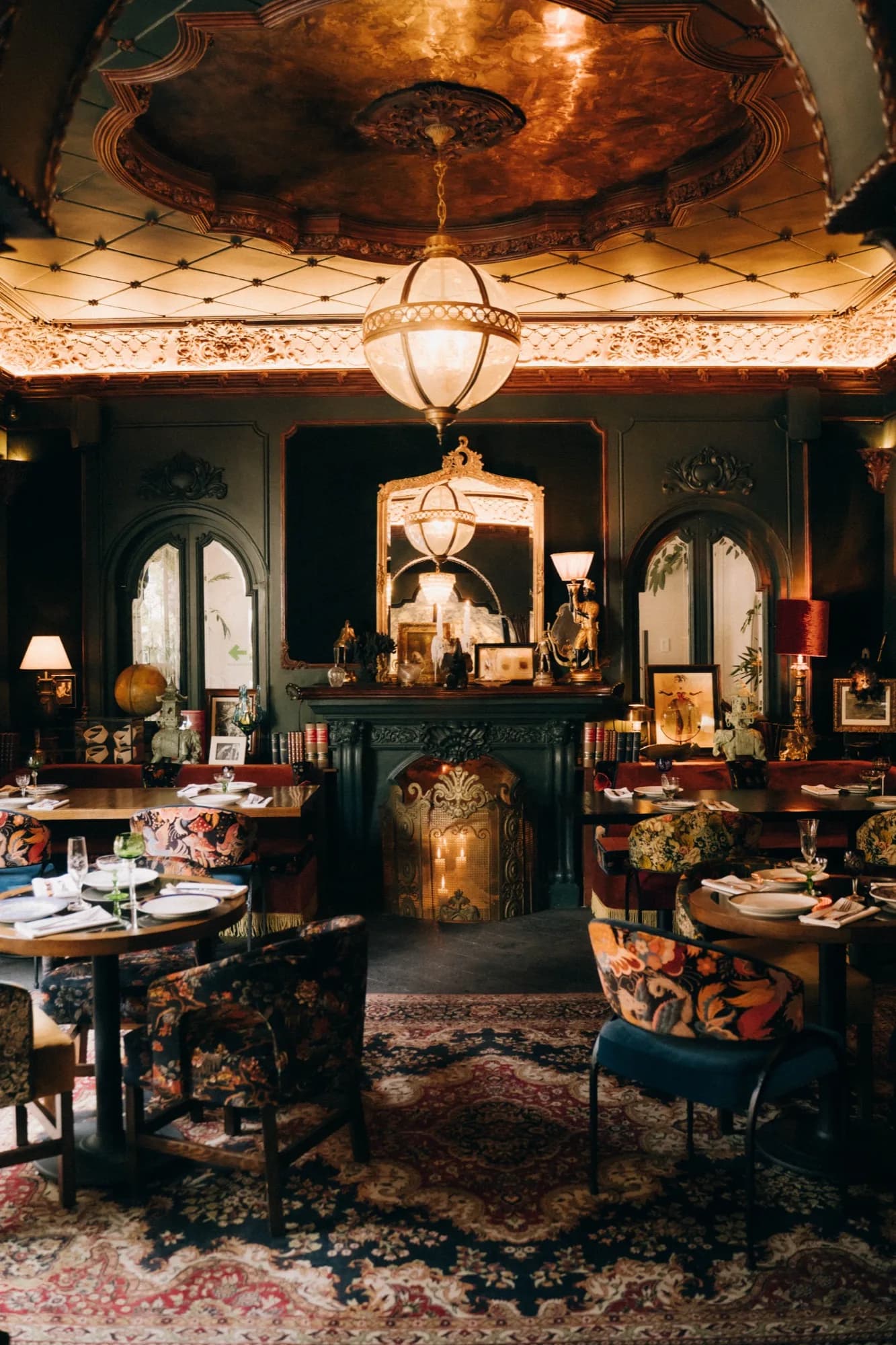 Evening atmosphere at Boca Grande Barcelona